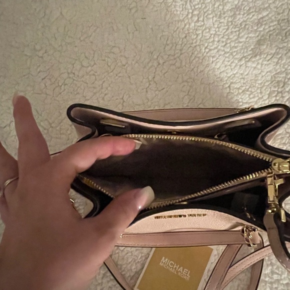 SM Michael Kors Teagen leather messenger bag *SOLD* - Picture 8 of 13